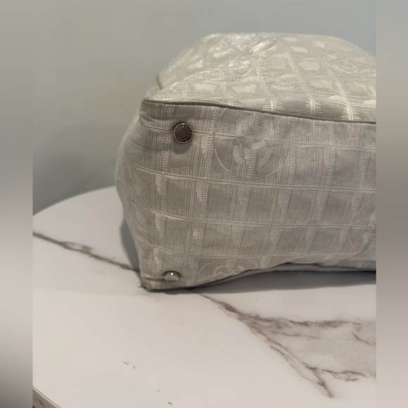 CHANEL Cream Tote Bag - Picture 5 of 9